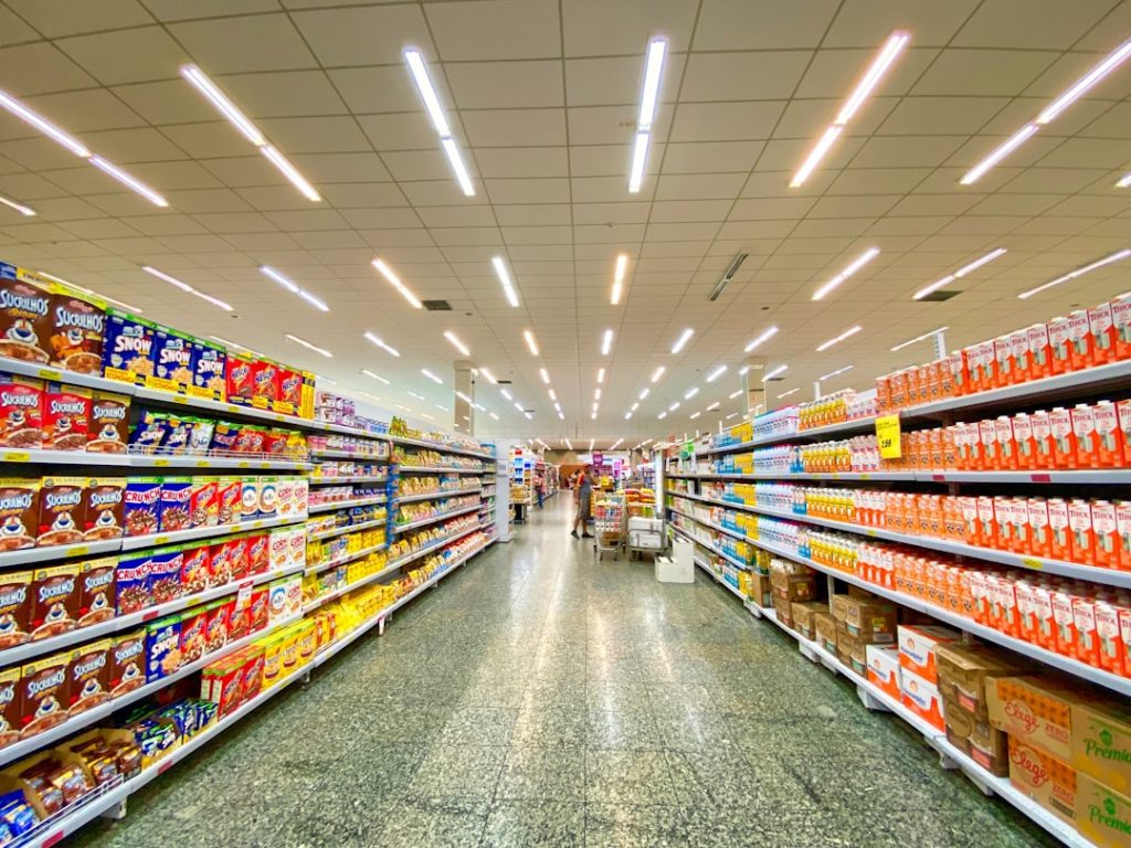grocery-store-aisle-with-stocked-shelves-rwmibqmoxry